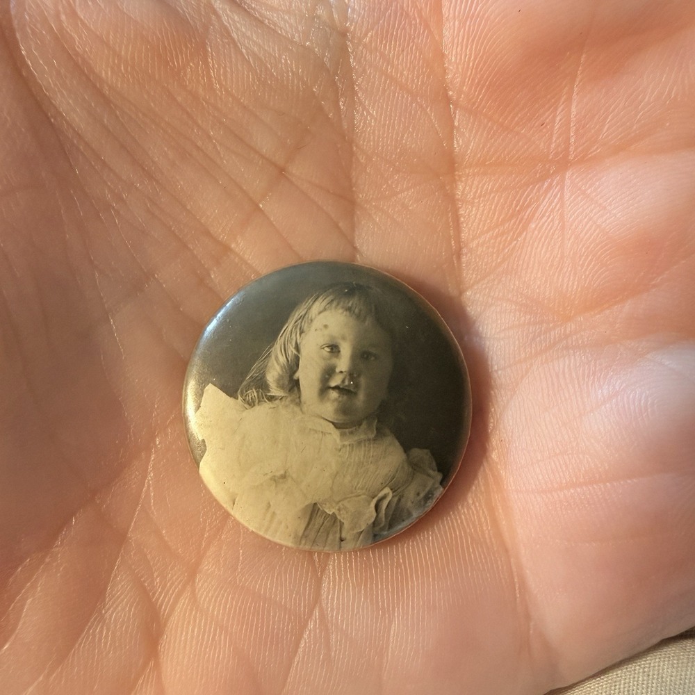 Antique Celluloid Pinback Child Mourning Pin 1898 Girl Photo Button Victorian - Picture 2 of 4